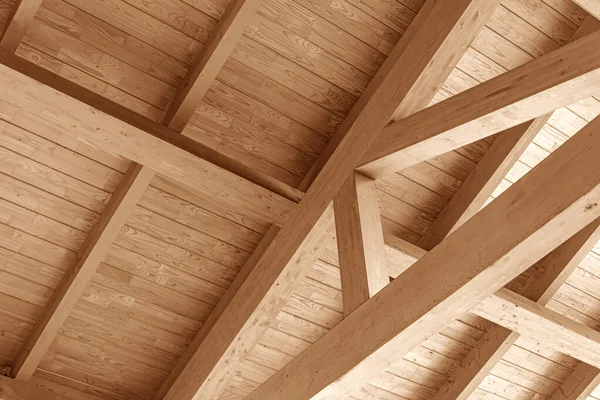Ξύλινη οροφή. Περικυκλώνοντας ένα ξύλινο σπίτι. — Φωτογραφία Αρχείου