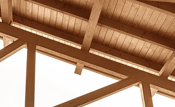 Будівництво дерев'яного даху. Перекриття дерев'яного будинку . — стокове фото