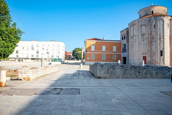 Oud gebouw in het centrale deel van Zadar, Kroatië. — Stockfoto