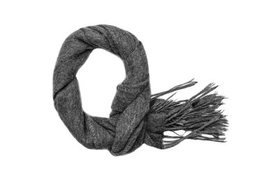 Beyaz arka planda ılık kış eşarbı.