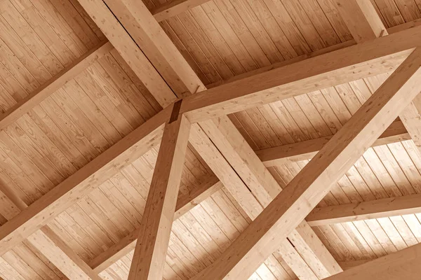 Costruzione tetto in legno. Sovrapposizione di una casa in legno. — Foto Stock