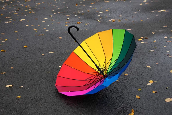 De cabeça para baixo guarda-chuva no pavimento. — Fotografia de Stock