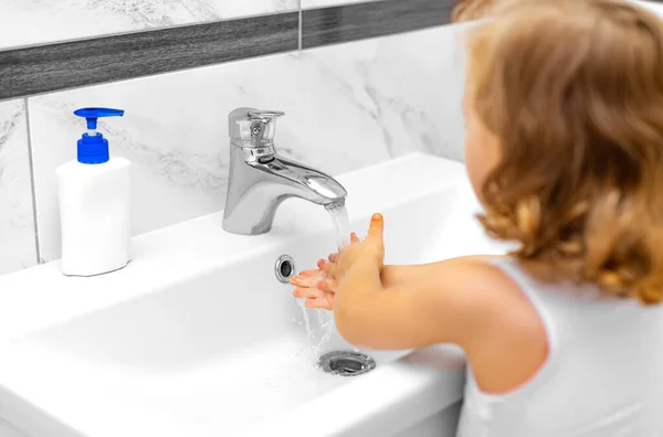 The child washes his hands under the tap. — Stock Photo, Image