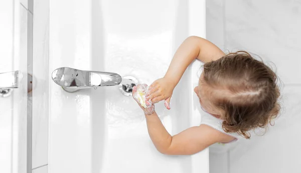 The child washes his hands under the tap. — Stock Photo, Image