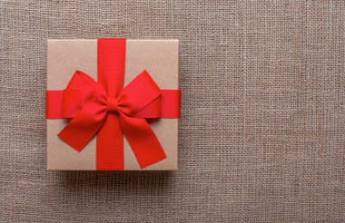 Hediye kutusu arka planda yatıyor..