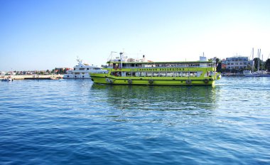 Hırvatistan 'ın Zadar kentinde turistleri bir gezi teknesi karşılıyor.