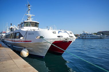 Şehir limanında güzel yatlar.