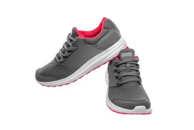 Beyaz bir arka plan üzerinde şık spor ayakkabı.