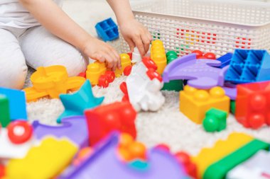 Çocuk çok renkli bir yapıcı topluyor..