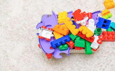 Çocuk bir çocuk tasarımcıyla oynuyor..