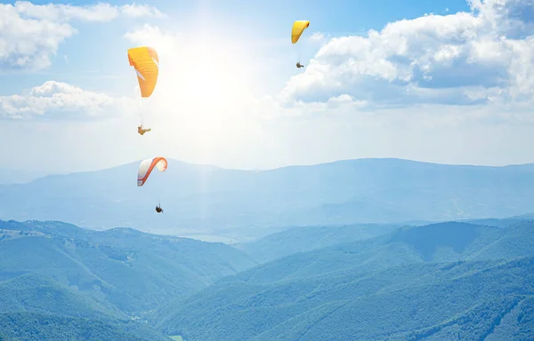 Parapentes Voo Contra Fundo Céu Montanhas — Fotografia de Stock