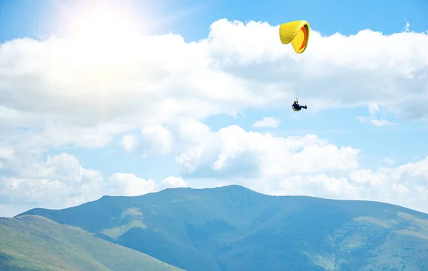 滑翔机在天空和高山的背景下飞行 — 图库照片
