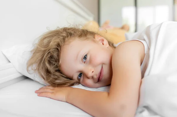 Child Lies Quietly Bed Smiles — Stock Photo, Image