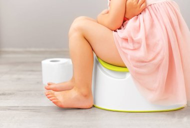 Lazımlıktaki çocuk mide ağrısı çekiyor. Tuvalet sorunları.