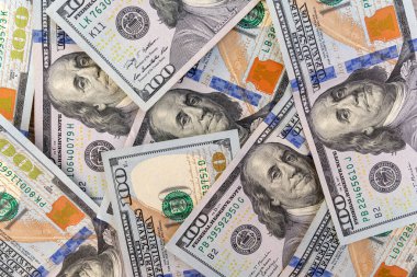 Banknotları yaymaktan. Paranın bir kısmını görebilirsin..