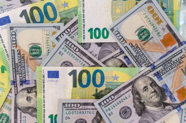 Banknotları yaymaktan. Paranın bir kısmını görebilirsin..