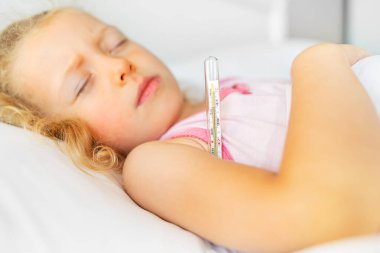The child has a high temperature. Measurement with a mercury thermometer.
