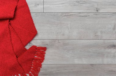 Ahşap arka planda sıcak örülmüş eşarp..