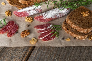 Güzel bir natürmortta iştah açıcı sosis. Lezzetli ve doğal ürünler..