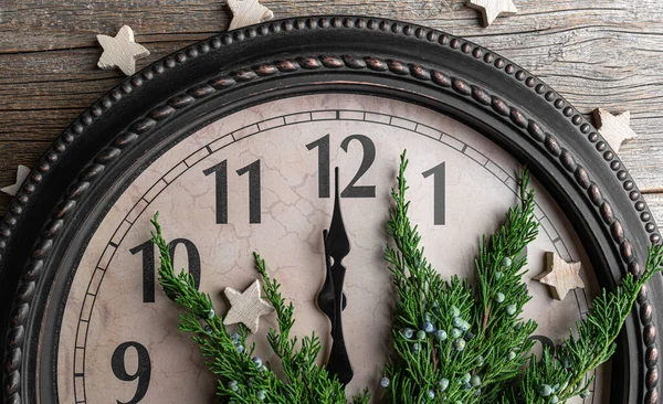 Reloj Muestra Medianoche Decoraciones Año Nuevo —  Fotos de Stock