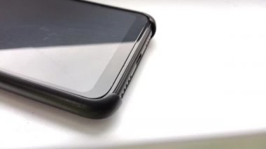 Biri şarj kablosunu telefona bağlıyor.