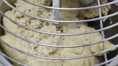 Makine hamuru karıştırır.