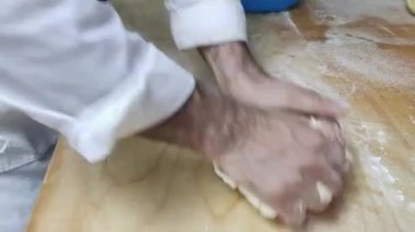 Bir adam hamur yoğurur.