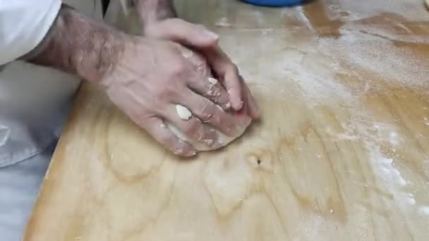 Mężczyzna Ugniata Ciasto — Wideo stockowe