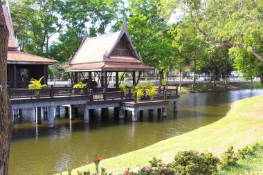 Tayland 'da Ayutthaya' da güneş ve tapınak kuleleri altında dinleniyor