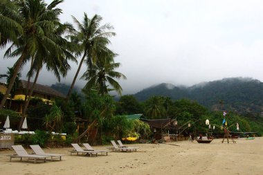 Tayland 'da Koh Lanta sahillerinde dolaşmak.