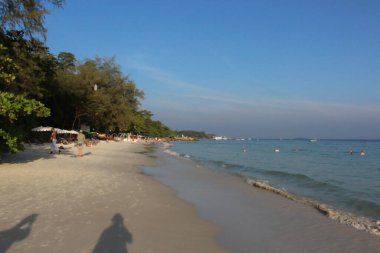 Koh Samet plajında geziniyor.
