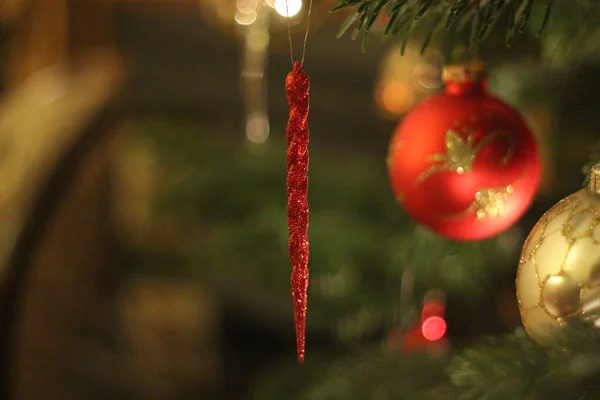 Χριστουγεννιάτικα Στολίδια Αφρώδη Στο Χριστουγεννιάτικο Δέντρο — Φωτογραφία Αρχείου