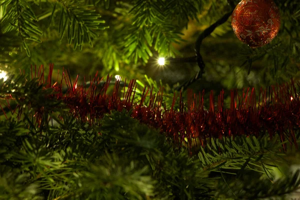 クリスマスツリーに輝くクリスマスの装飾 — ストック写真