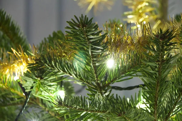 Λαμπερά Χριστουγεννιάτικα Στολίδια Φωτίζουν Σπίτι — Φωτογραφία Αρχείου