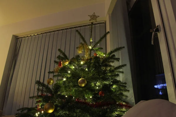 Decoraciones Navidad Brillantes Iluminando Casa —  Fotos de Stock