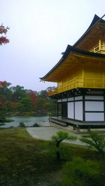 Procházka Hustým Deštěm Zlatého Chrámu Kjótu — Stock fotografie