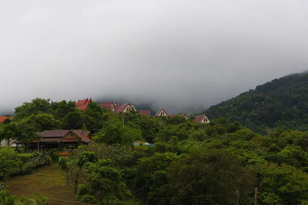 Туман Котиться Пагорбах Кох Ланти Таїланд — стокове фото