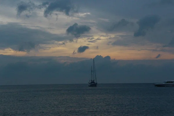 Barcos Flotando Frente Costa Koh Lanta Atardecer —  Fotos de Stock