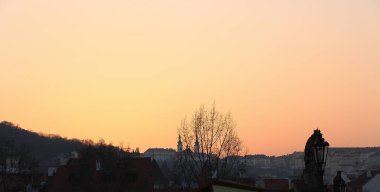 Prag 'ın ufuk çizgisine ve sokaklarına bakarak dolaşmak