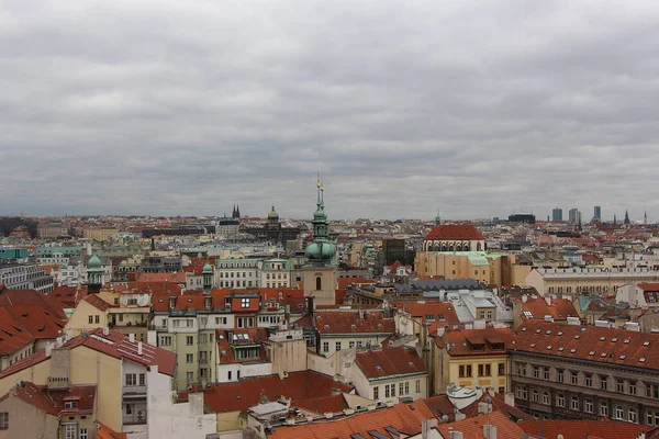 Prag Ufuk Çizgisine Sokaklarına Bakarak Dolaşmak — Stok fotoğraf