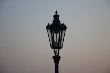 Prag 'ın ufuk çizgisine ve sokaklarına bakarak dolaşmak