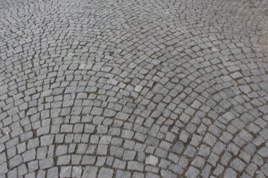 Prag 'ın ufuk çizgisine ve sokaklarına bakarak dolaşmak