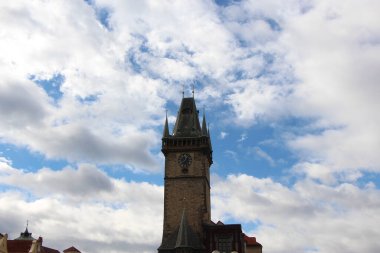 Prag 'ın ufuk çizgisine ve sokaklarına bakarak dolaşmak