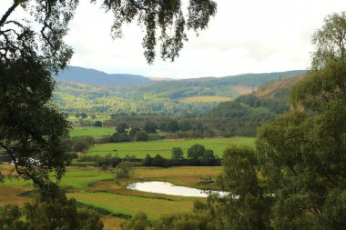 Kuzey İskoçya 'da akan su ve yeşil göl