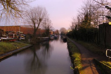 Hertford 'daki Lea nehri boyunca geziniyorum.