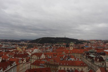Prag 'ın ufuk çizgisine ve sokaklarına bakarak dolaşmak