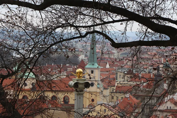 Prag Ufuk Çizgisine Sokaklarına Bakarak Dolaşmak — Stok fotoğraf