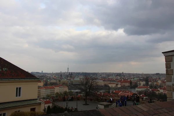 Prag Ufuk Çizgisine Sokaklarına Bakarak Dolaşmak — Stok fotoğraf