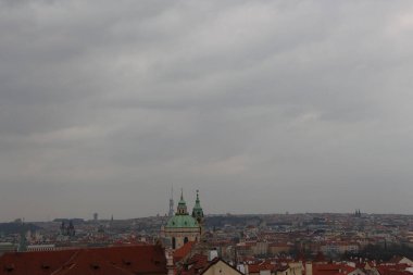 Prag 'ın ufuk çizgisine ve sokaklarına bakarak dolaşmak