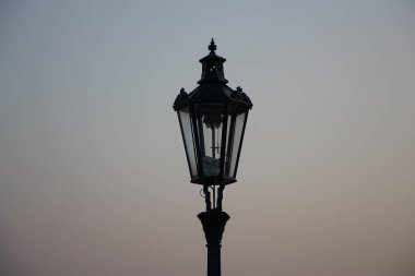 Prag 'ın ufuk çizgisine ve sokaklarına bakarak dolaşmak